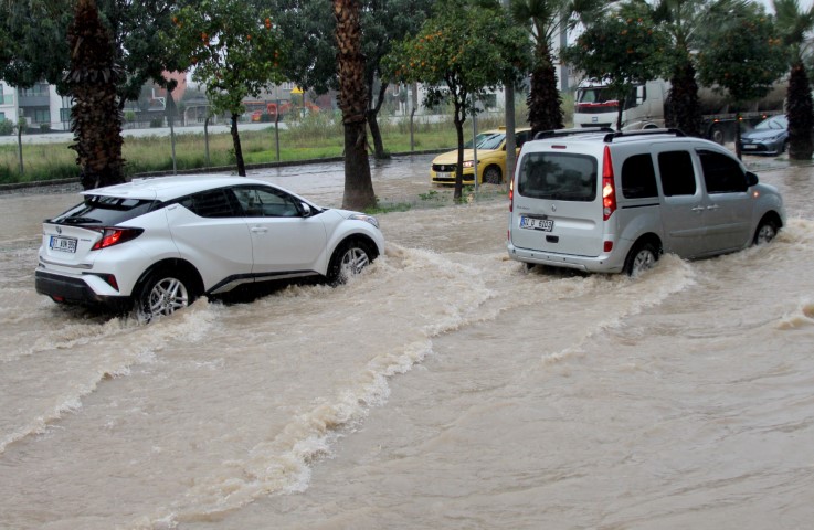Adana&rsquo;da sağanak yağışta yollar g&ouml;le d&ouml;nd&uuml;