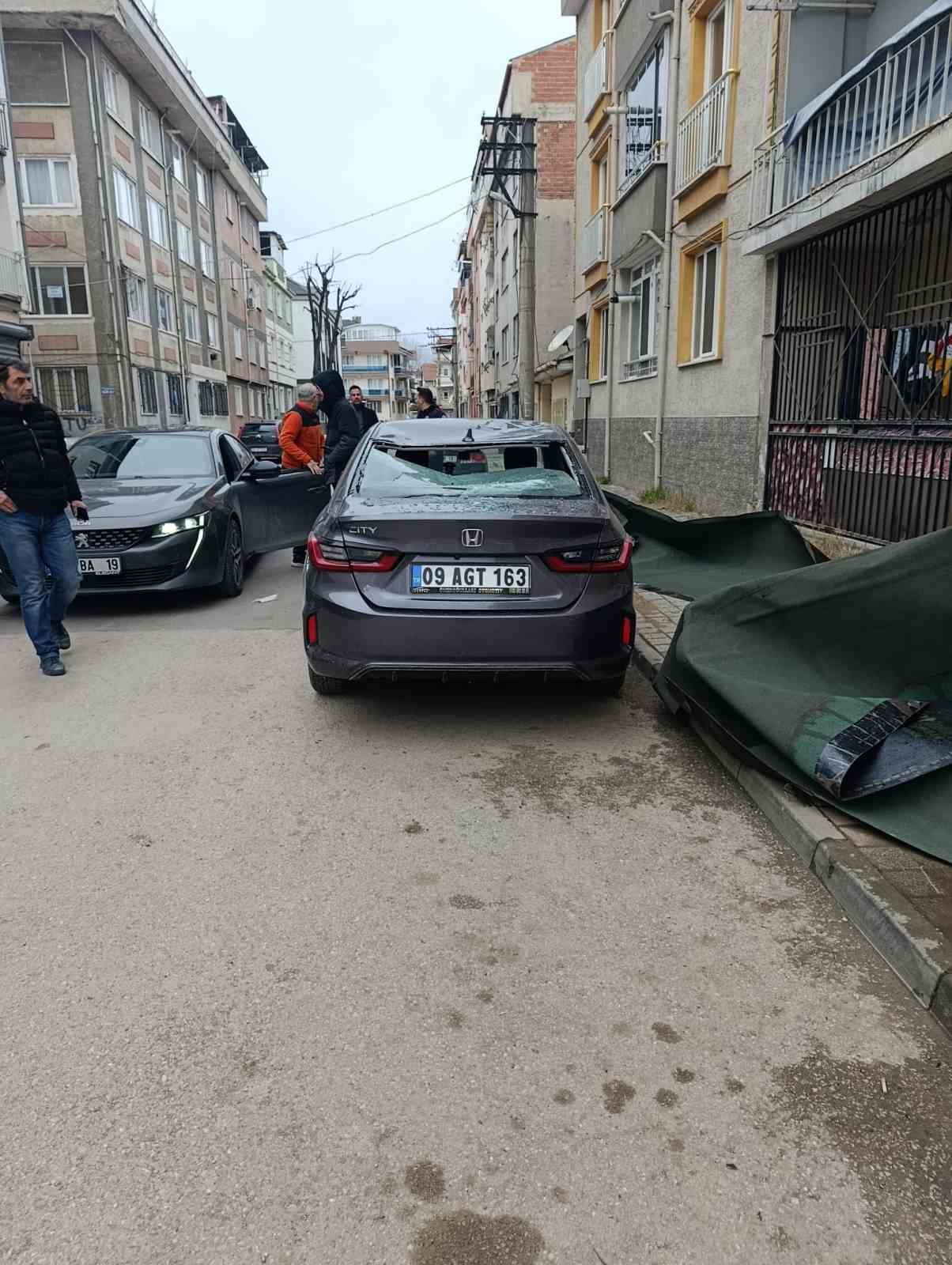 &Ccedil;atı, lodosla birlikte otomobilin &uuml;zerine u&ccedil;tu
