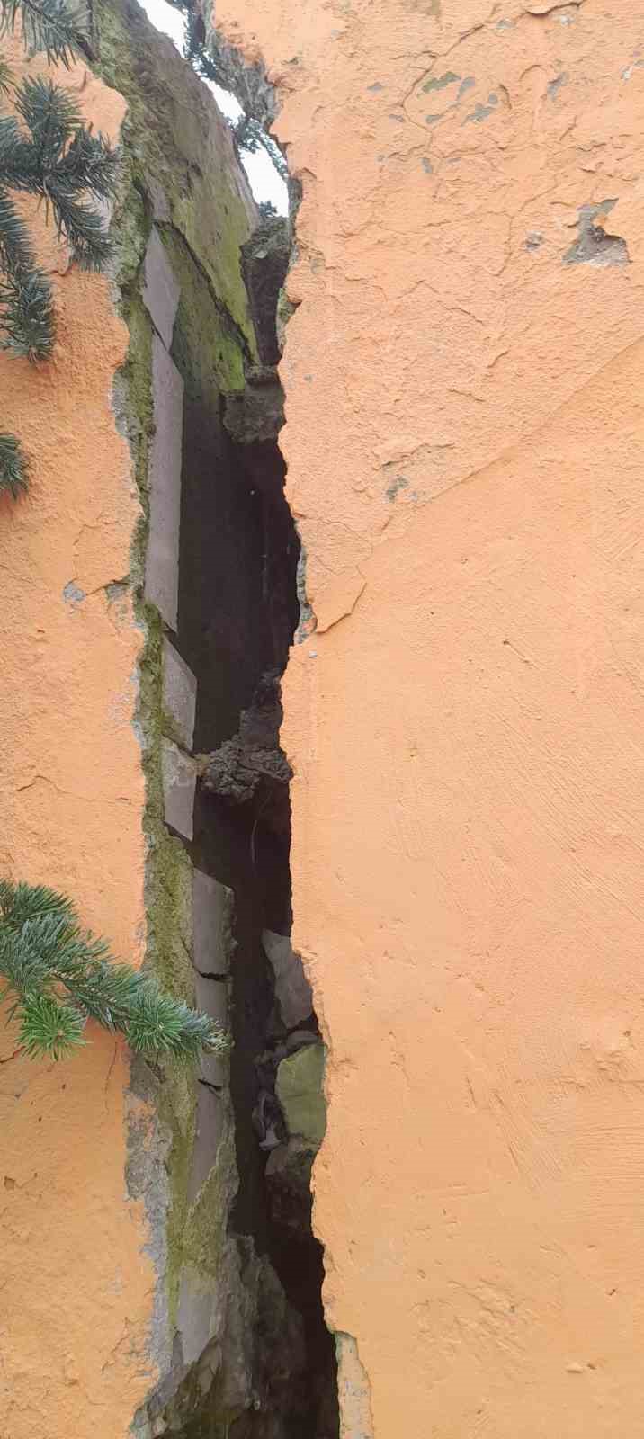 Alaplı TOKİ İlk ve Ortaokulu&rsquo;nda istinat duvarında &ccedil;&ouml;kme tehlikesi
