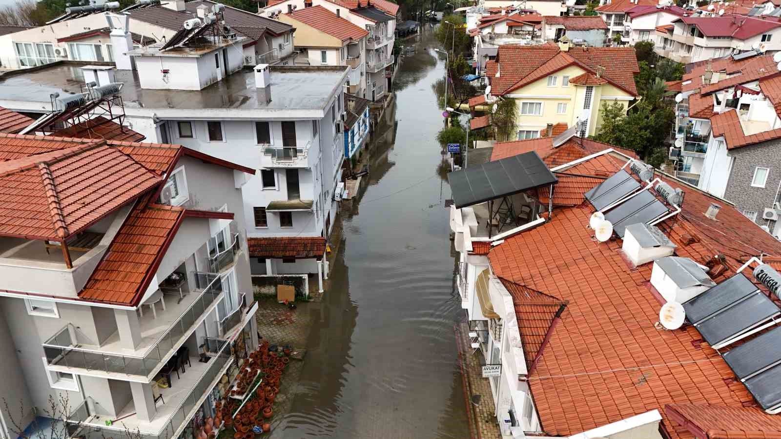 K&ouml;yceğiz G&ouml;l&rsquo;&uuml; taştı, il&ccedil;e Venedik&rsquo;e d&ouml;nd&uuml;
