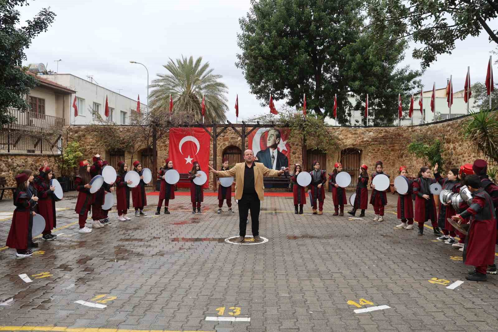 &Ouml;ğrenciler, Ramazan coşkusunu sokaklara taşıdı
