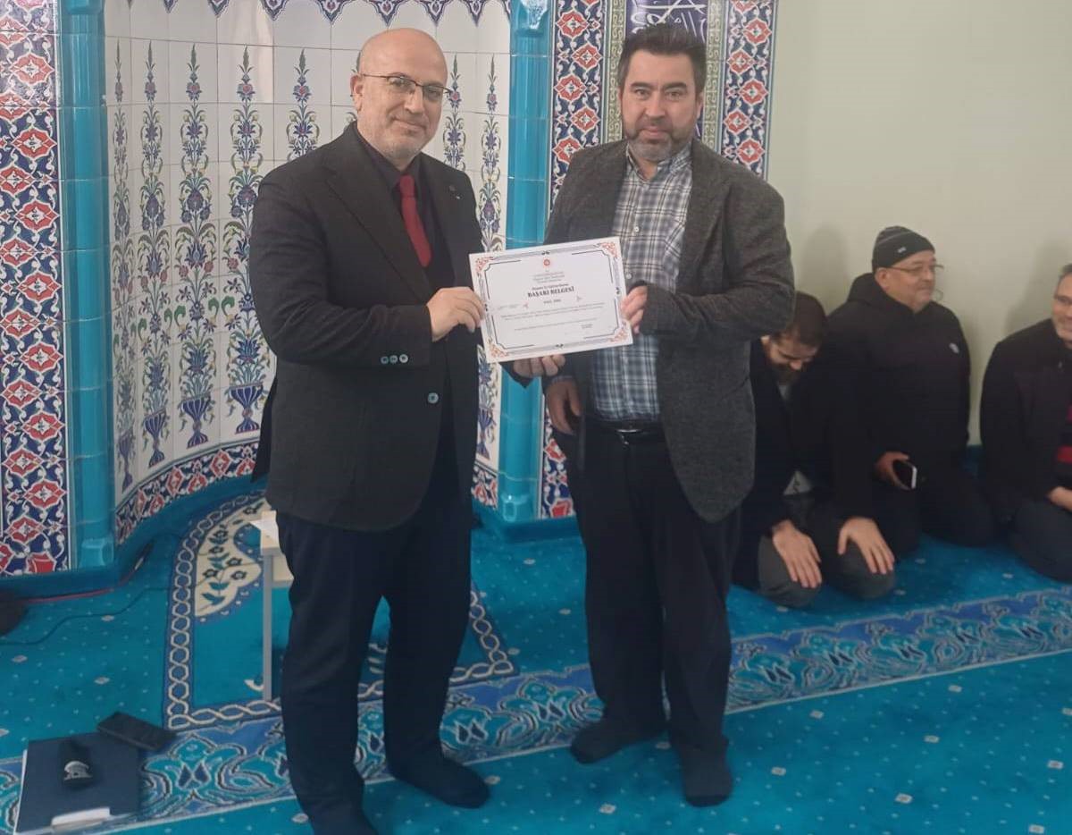 Emet&rsquo;te Tashih-i Hur&ucirc;f Kursunu tamamlayan din g&ouml;revlilerine başarı belgesi
