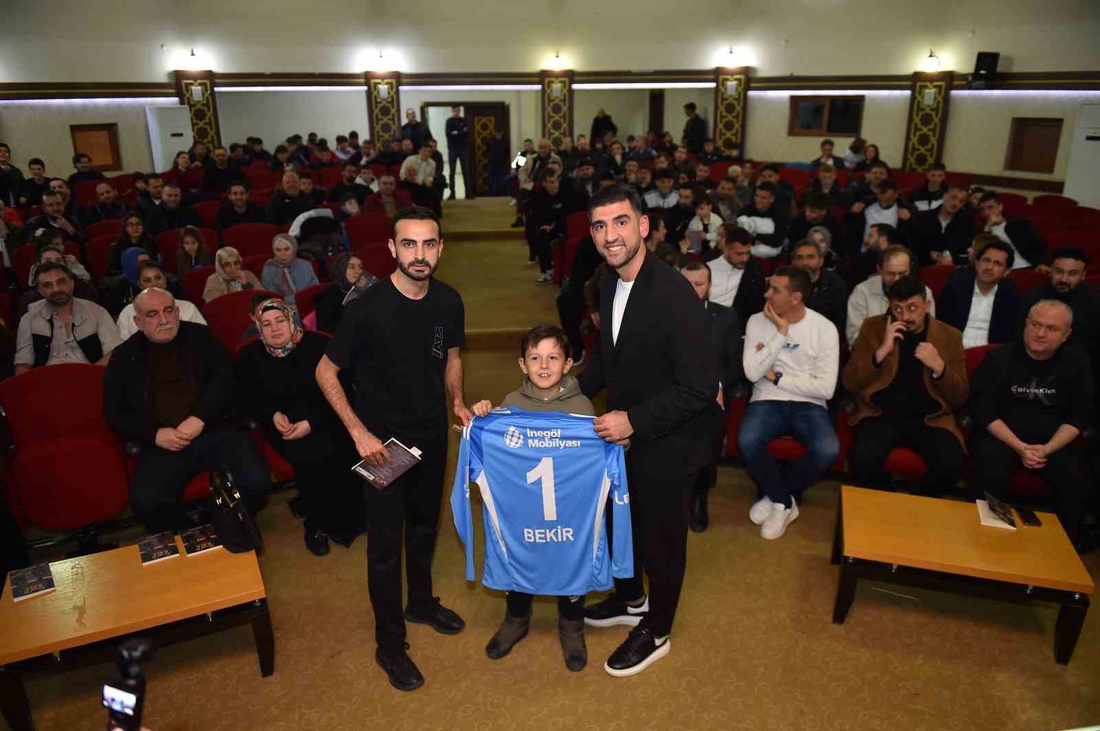 İnegölspor’un kalecisi Bekir Sevgi’nin "Sevgi’li kale" isimli kitabının lansmanı yapıldı