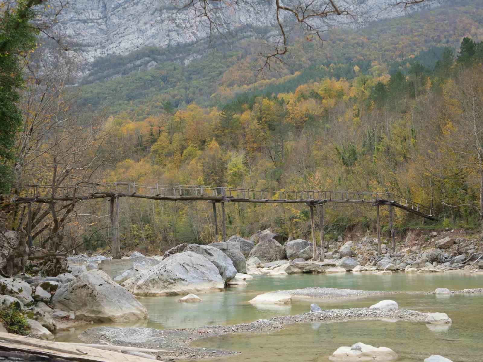 Asırlık ahşap k&ouml;pr&uuml; zamana meydan okuyor: K&ouml;yl&uuml;leri sırtında taşıyor

