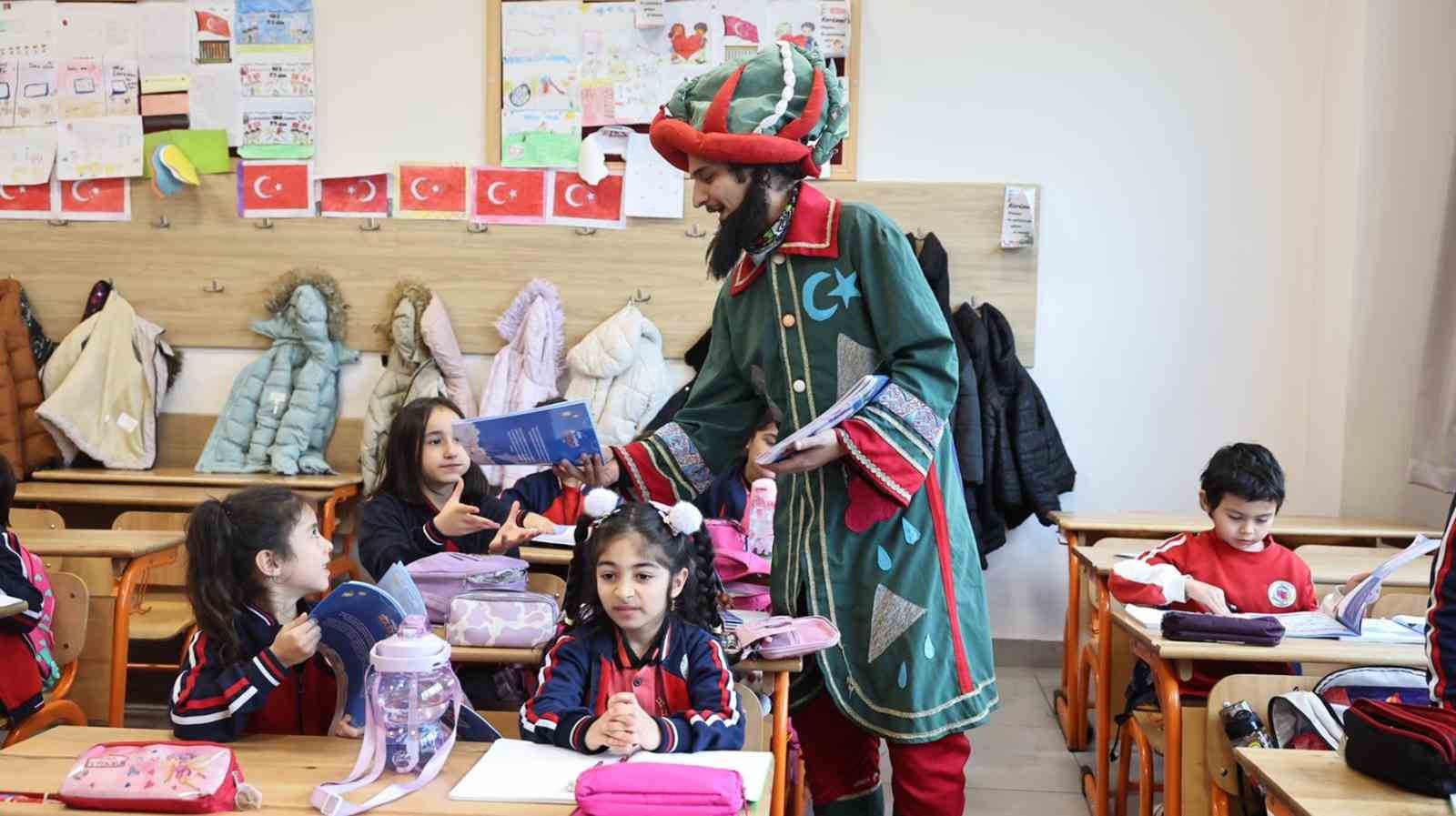 Öğrencilere çat kapı tiyatro sürprizi