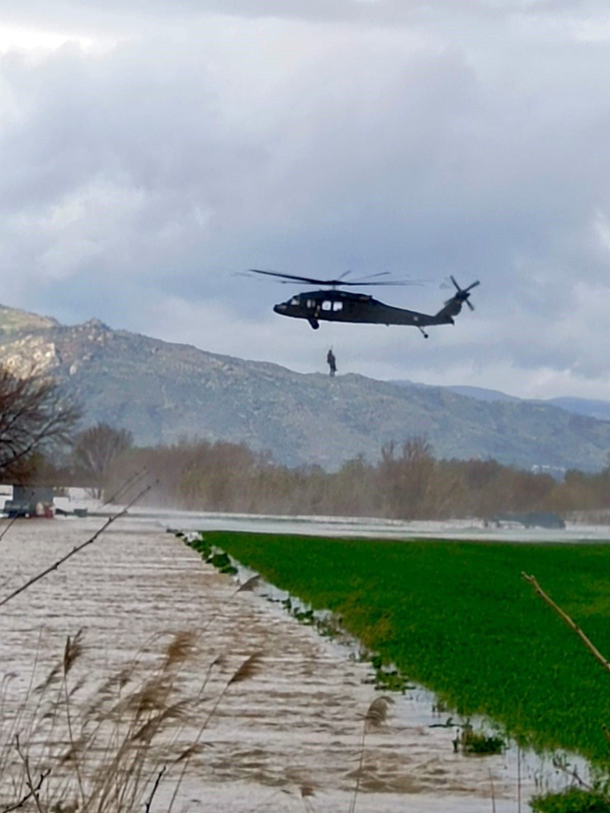 Aydın&rsquo;da sel mağduru vatandaş helikopterle kurtarıldı
