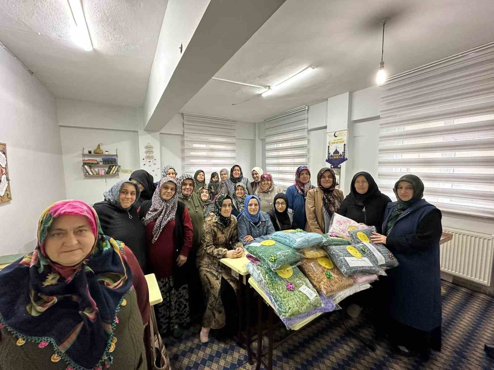 Depremzede çocuklara atkı ve bere ördüler