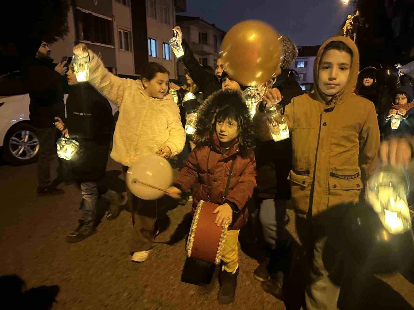 &Ccedil;ocuklar ellerinde fenerle ilk teravih namazı heyecanına ortak oldu
