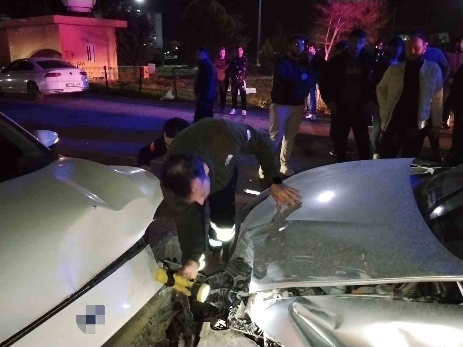 Mardin’de iki otomobil çarpıştı, 6 kişi yaralandı