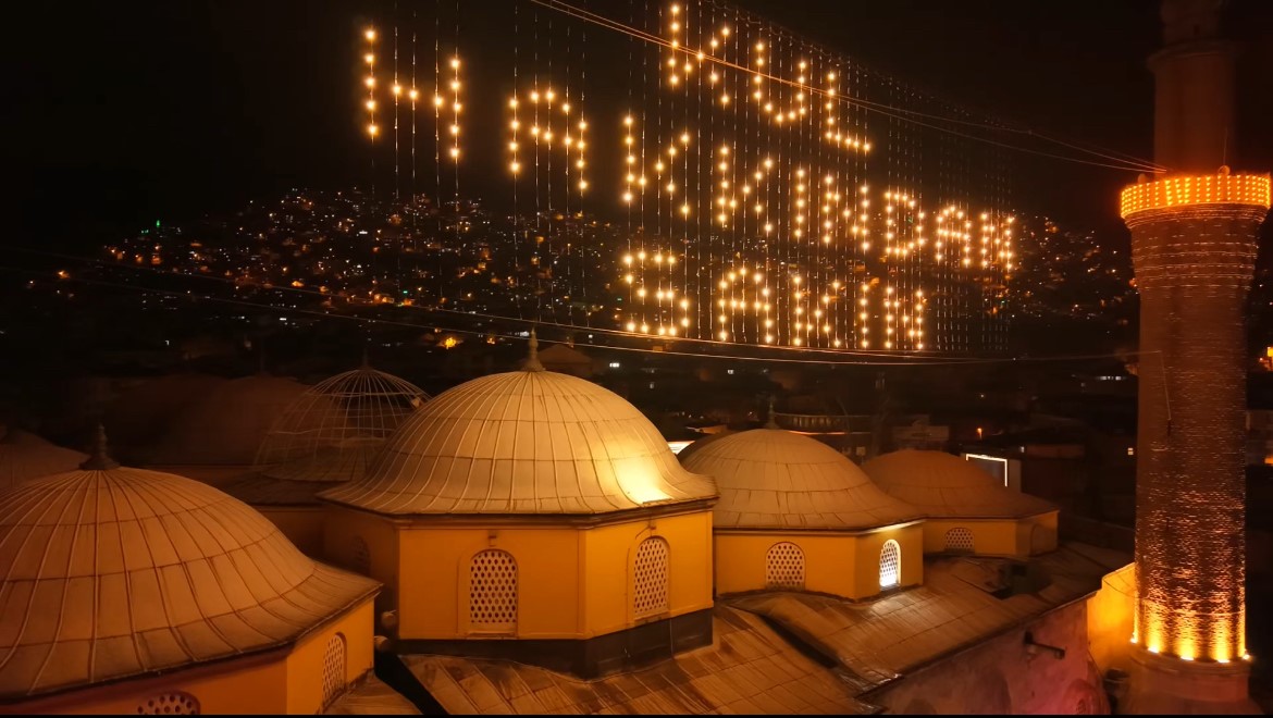 Bursa Ulu Cami’de Ramazan mahyası: "Kul hakkından sakın"