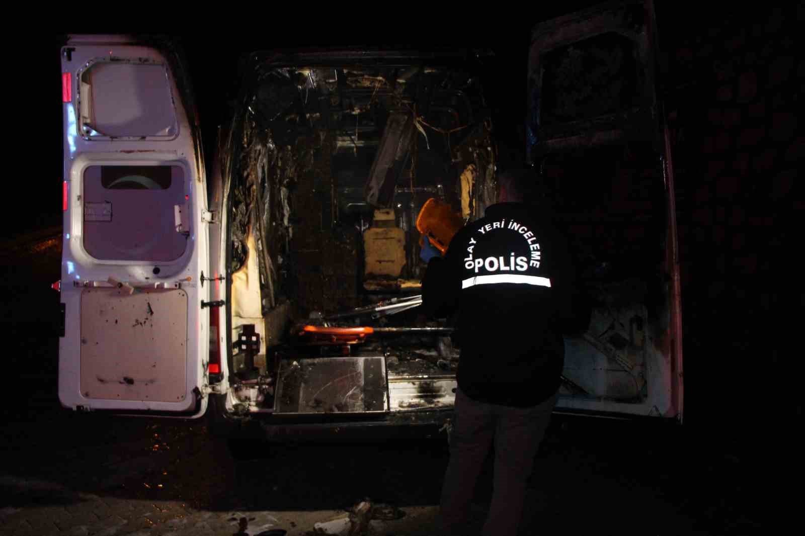 Ambulans alev aldı: Kahraman şof&ouml;r, hasta ve yakınlarını kurtardı, oksijen t&uuml;plerinin patlamasını &ouml;nledi
