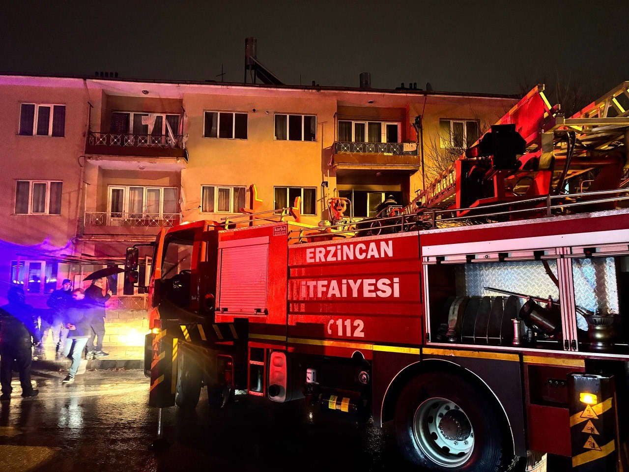 Erzincan’da yangın: 3’ü çocuk 8 kişi dumandan etkilendi