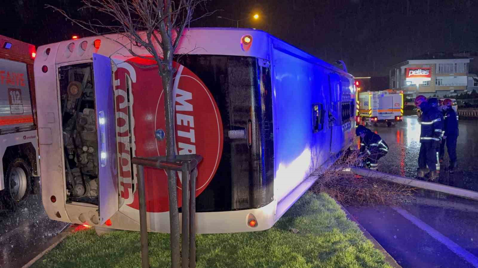 Samsun&rsquo;da yolcu otob&uuml;s&uuml; devrildi: 6 yaralı
