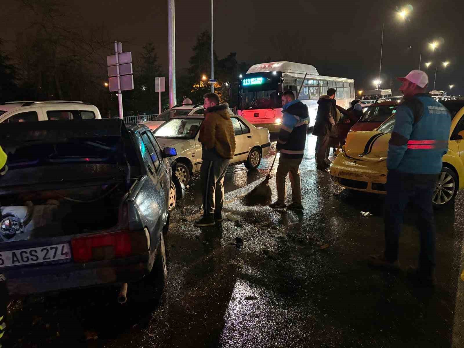 Kayseri&rsquo;de otomobil kırmızı ışıkta bekleyen 5 araca &ccedil;arptı: 2 yaralı
