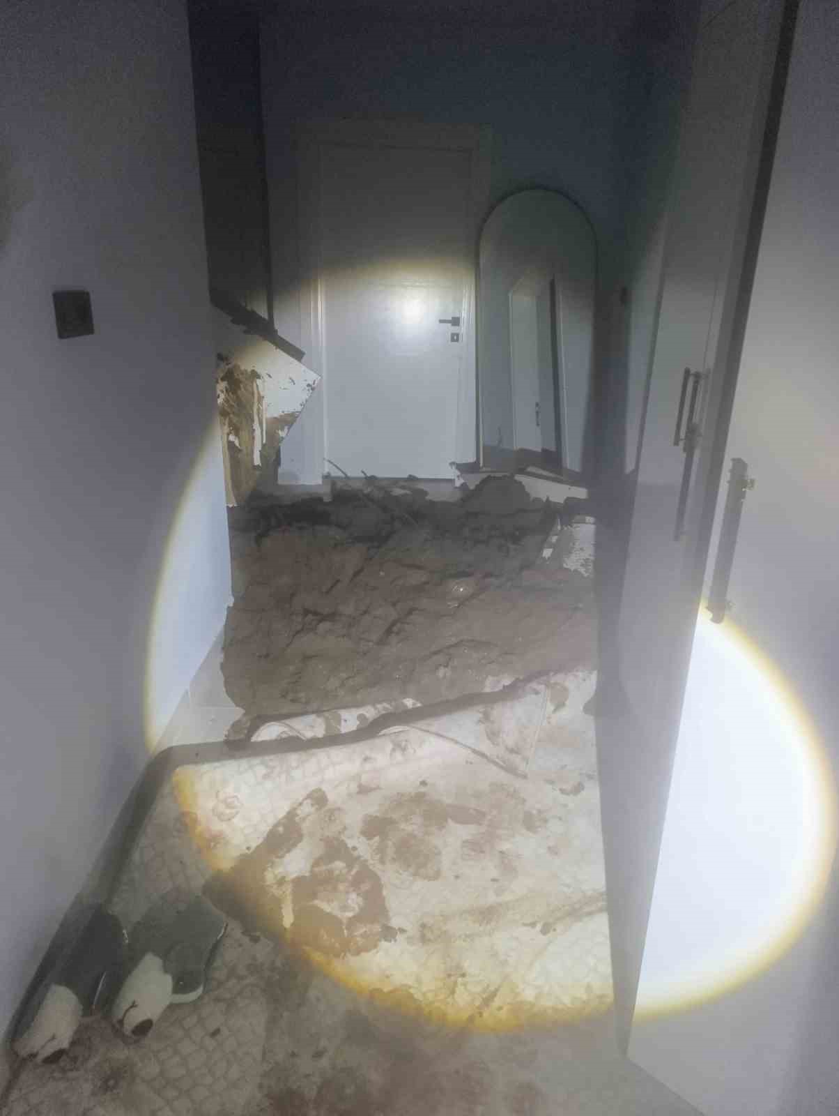 Hatay’da heyelan: Ev ve araç zarar gördü