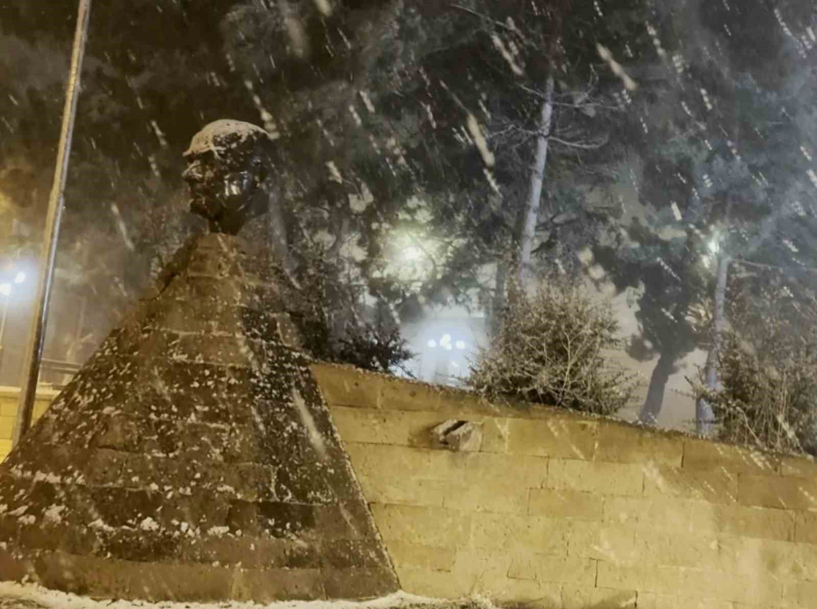 Aksaray’ın Güzelyurt ilçesinde kar yağışı etkili oluyor