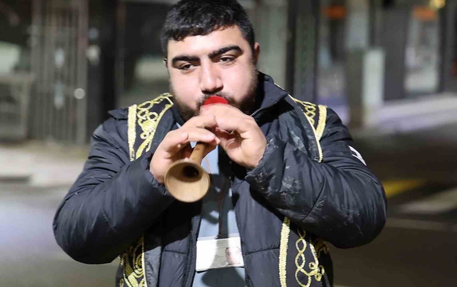 Aksaray’da Ramazan davulcuları hafif kar yağışı altında sahur mesaisine başladı