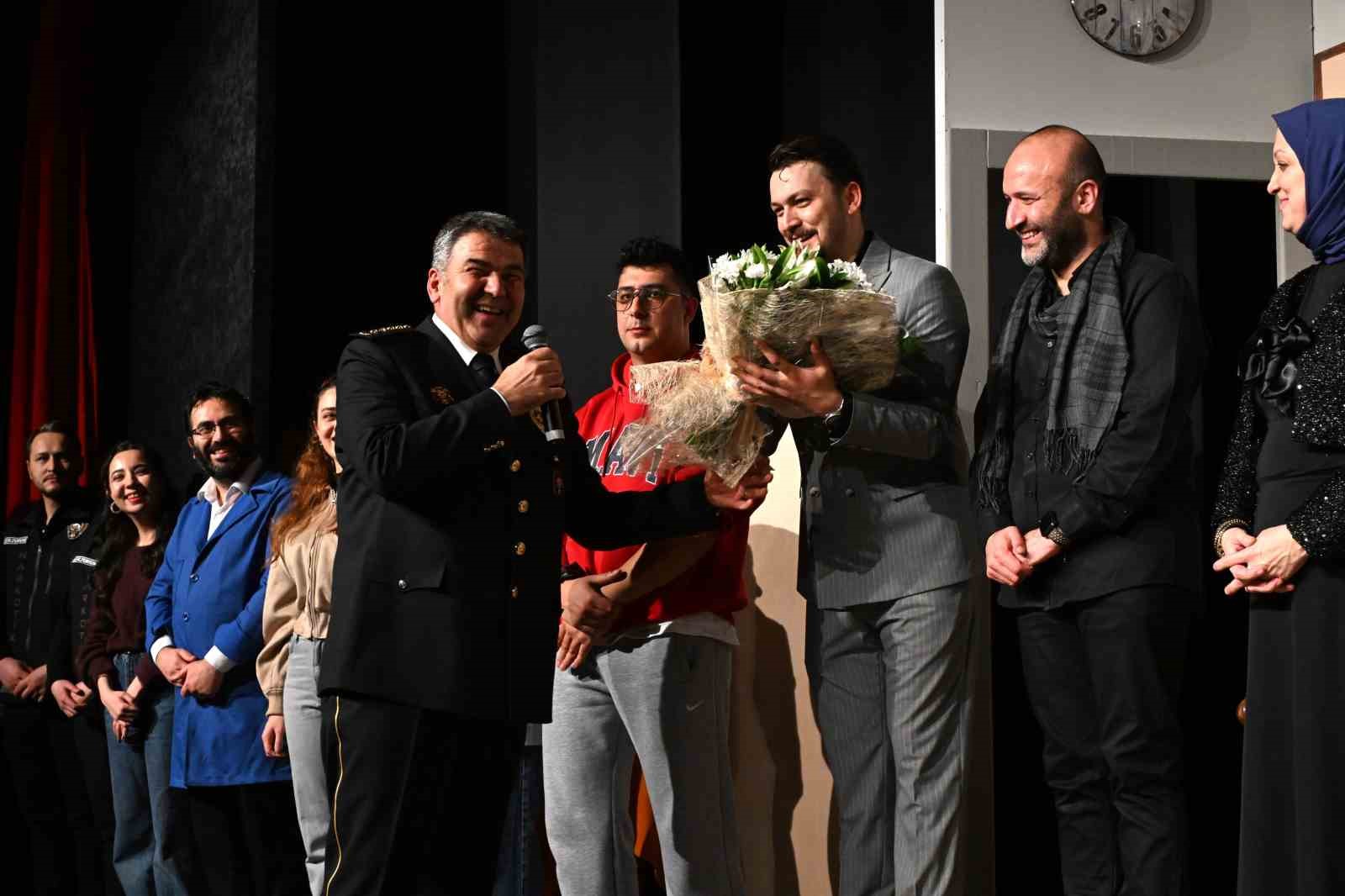 "Yarınlara ge&ccedil; kalmadan" ayakta alkışlandı
