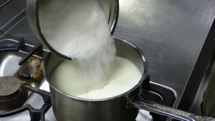 Osmanlı mutfağının hafif tatlısı Güllaç Ramazan sofralarını süslüyor