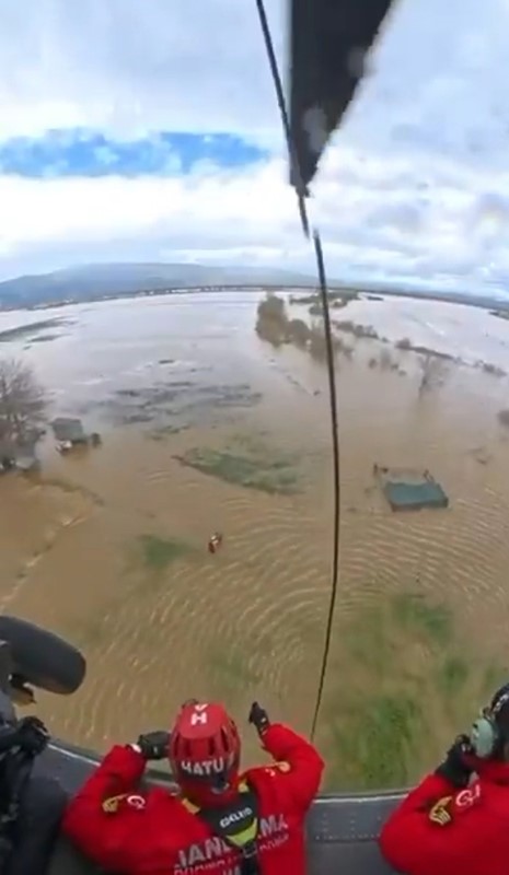 Taşkında mahsur kalan vatandaşın kurtarılma anları jandarma kamerasına yansıdı