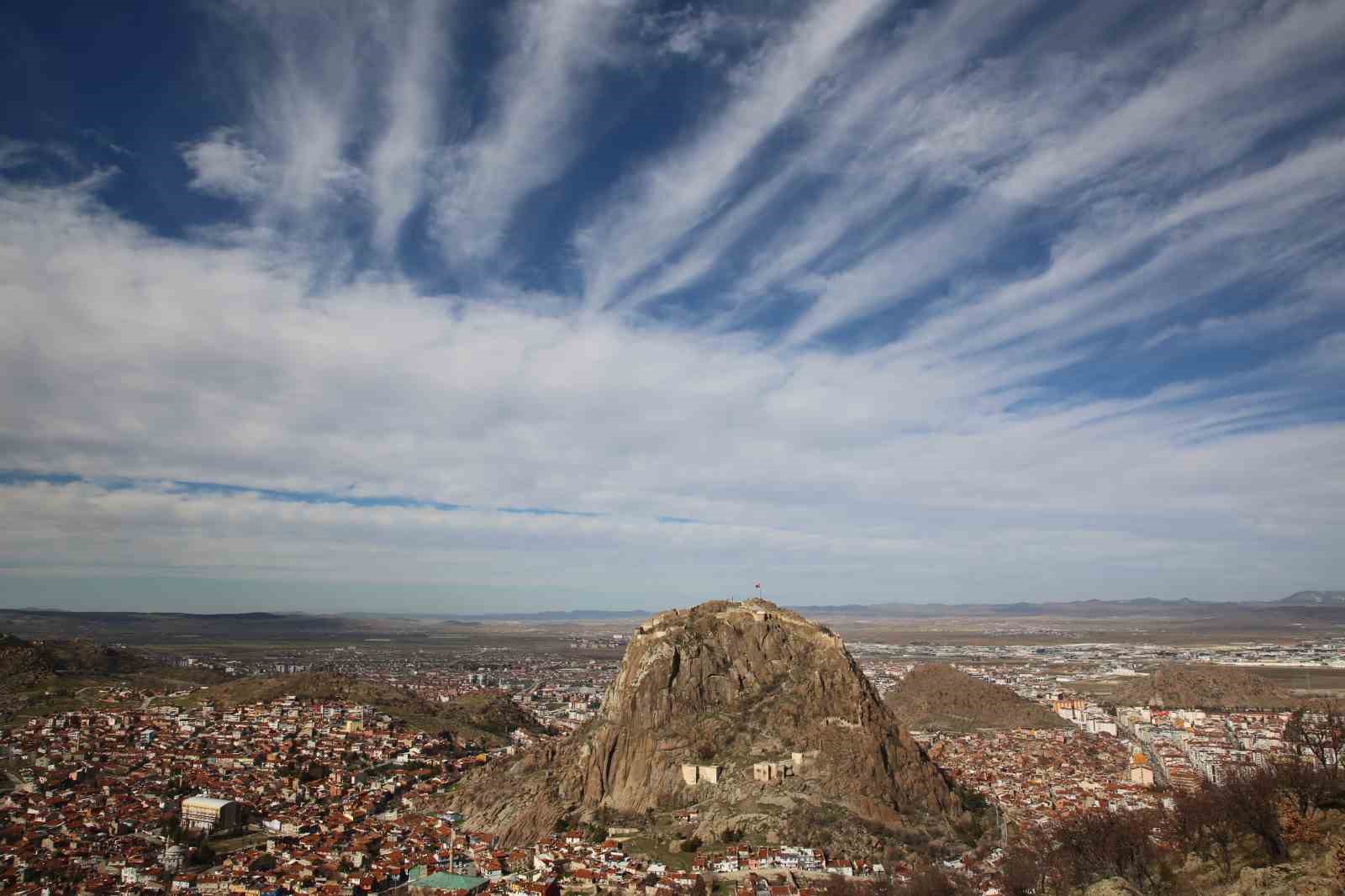 Karahisar Kalesi &uuml;zerinde bulutların dansı eşsiz manzaralar ortaya &ccedil;ıkardı
