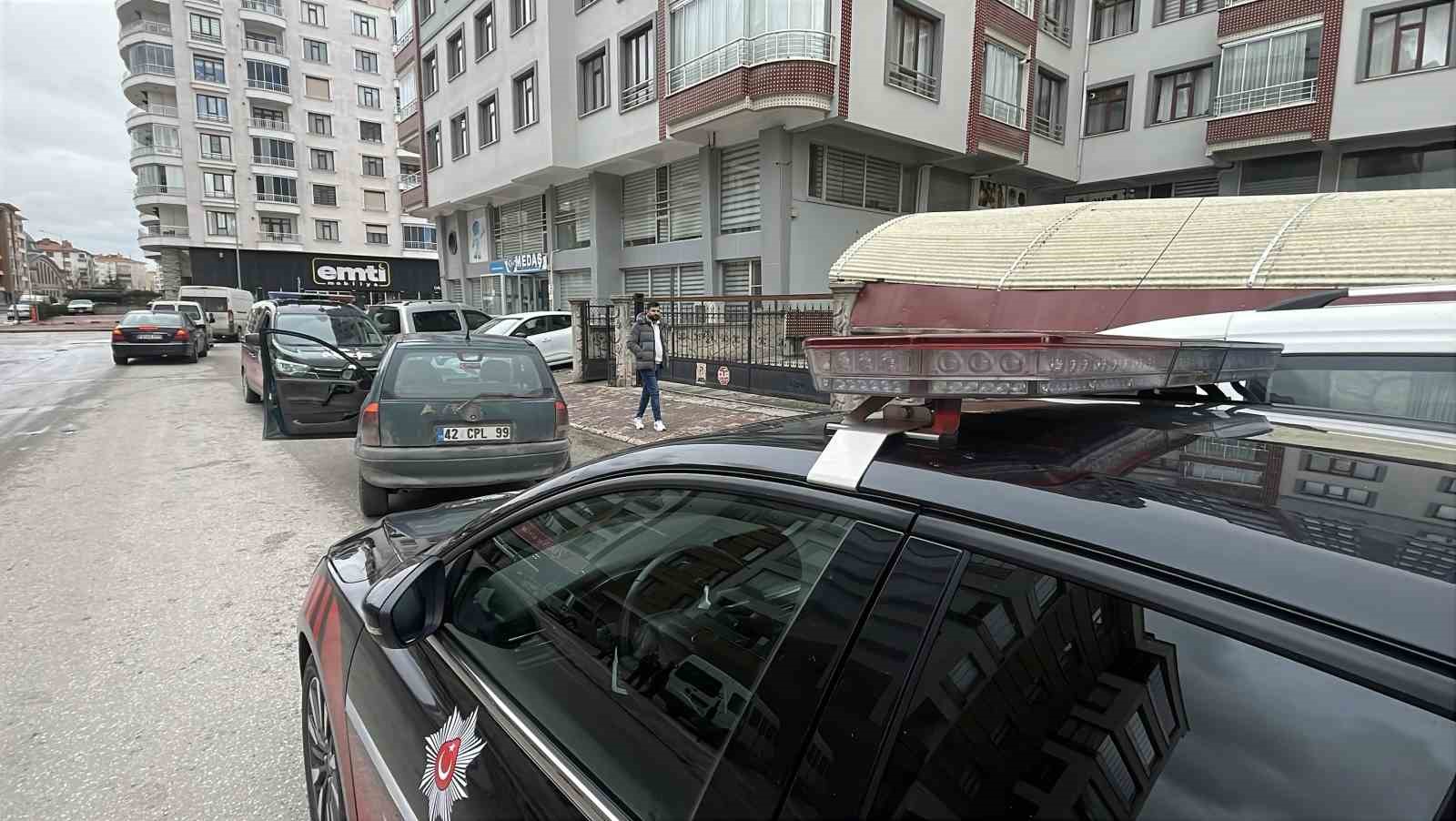 Araçtan uyuşturucu maddeyi attılar, yakalanınca ‘üzerimde bir şey yok" savunması yaptılar