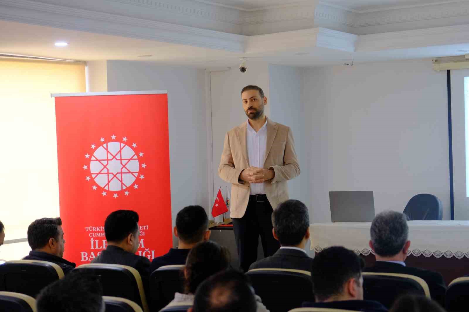 Osmaniye&rsquo;de "Kadrajda Sanat, Haberde Ger&ccedil;ek" ve "Haberciliğin Yapay Zeka ile D&ouml;n&uuml;ş&uuml;m&uuml;" eğitimleri d&uuml;zenlendi
