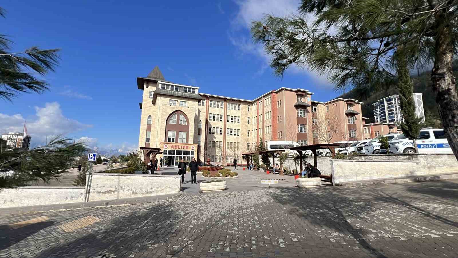 Bebeğe şiddet uygulayan hemşire mahkemede, "Bende bir anneyim &ccedil;ocuğumun bana ihtiyacı var"
