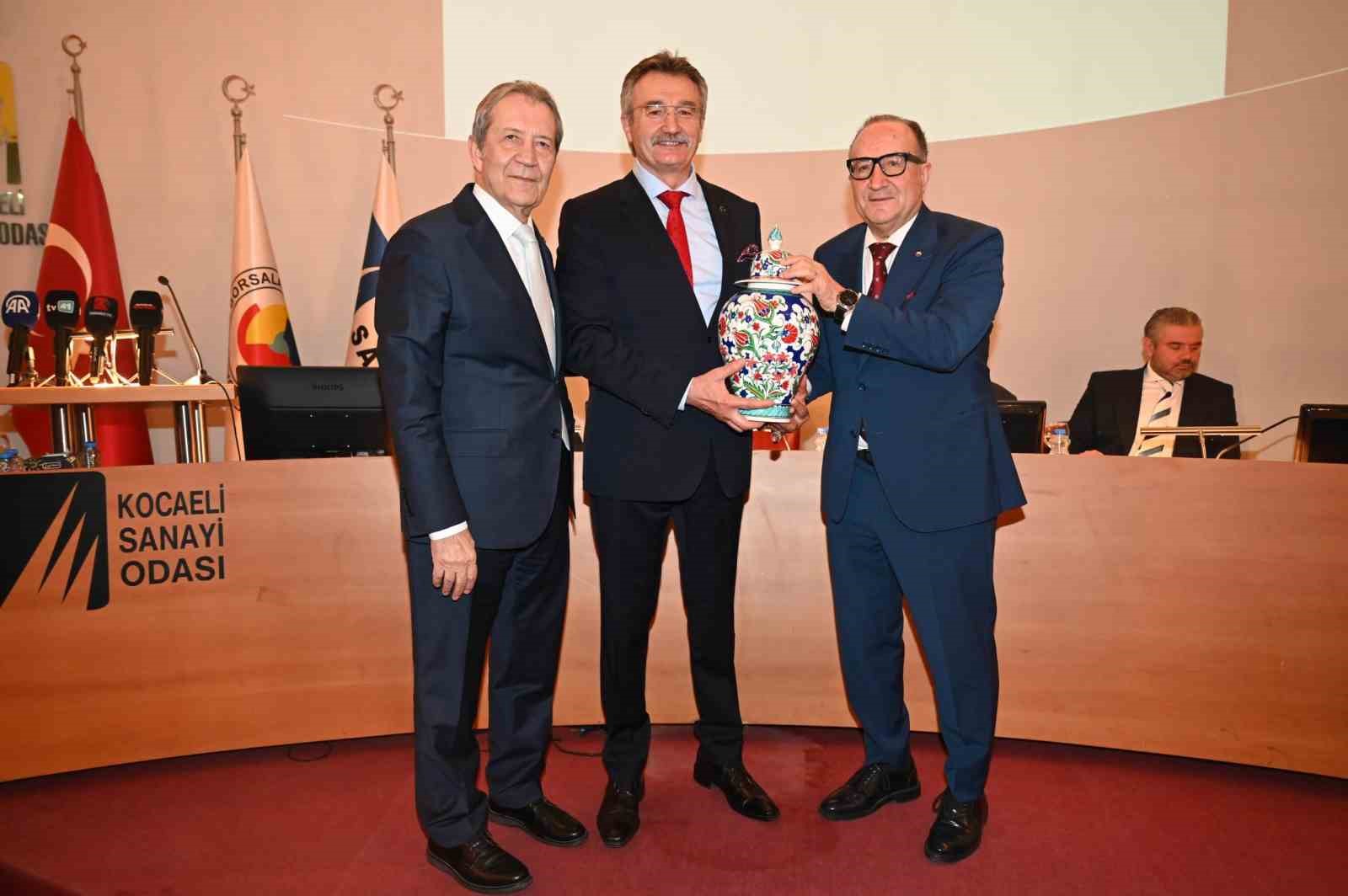 Eski Devlet Bakanı T&uuml;zmen: "86 milyonuz ama sanayide adam yok"
