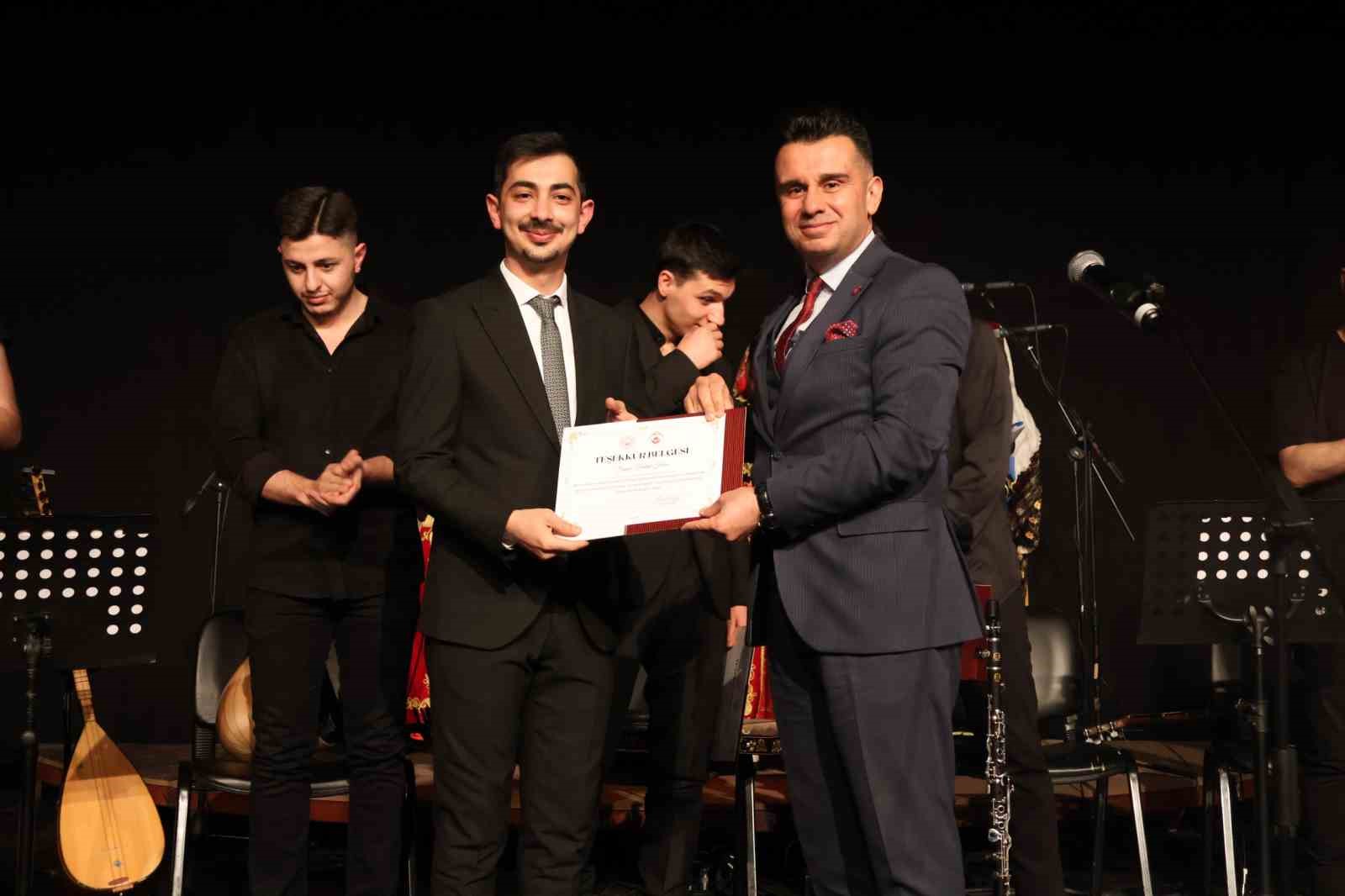 Çocuklardan duygu dolu türkü konseri