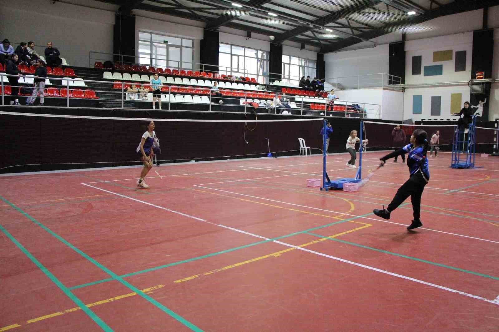 Badmintonda şampiyonlara &ouml;d&uuml;lleri verildi
