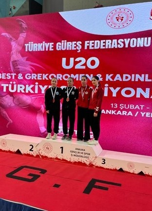 Aydınlı g&uuml;reş&ccedil;iler T&uuml;rkiye Şampiyonası&rsquo;ndan madalyalarla d&ouml;nd&uuml;
