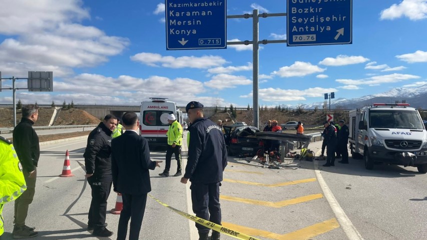 Otomobil bariyerlere ok gibi saplandı: Anne ve baba &ouml;ld&uuml;, kız &ccedil;ocukları yaralandı