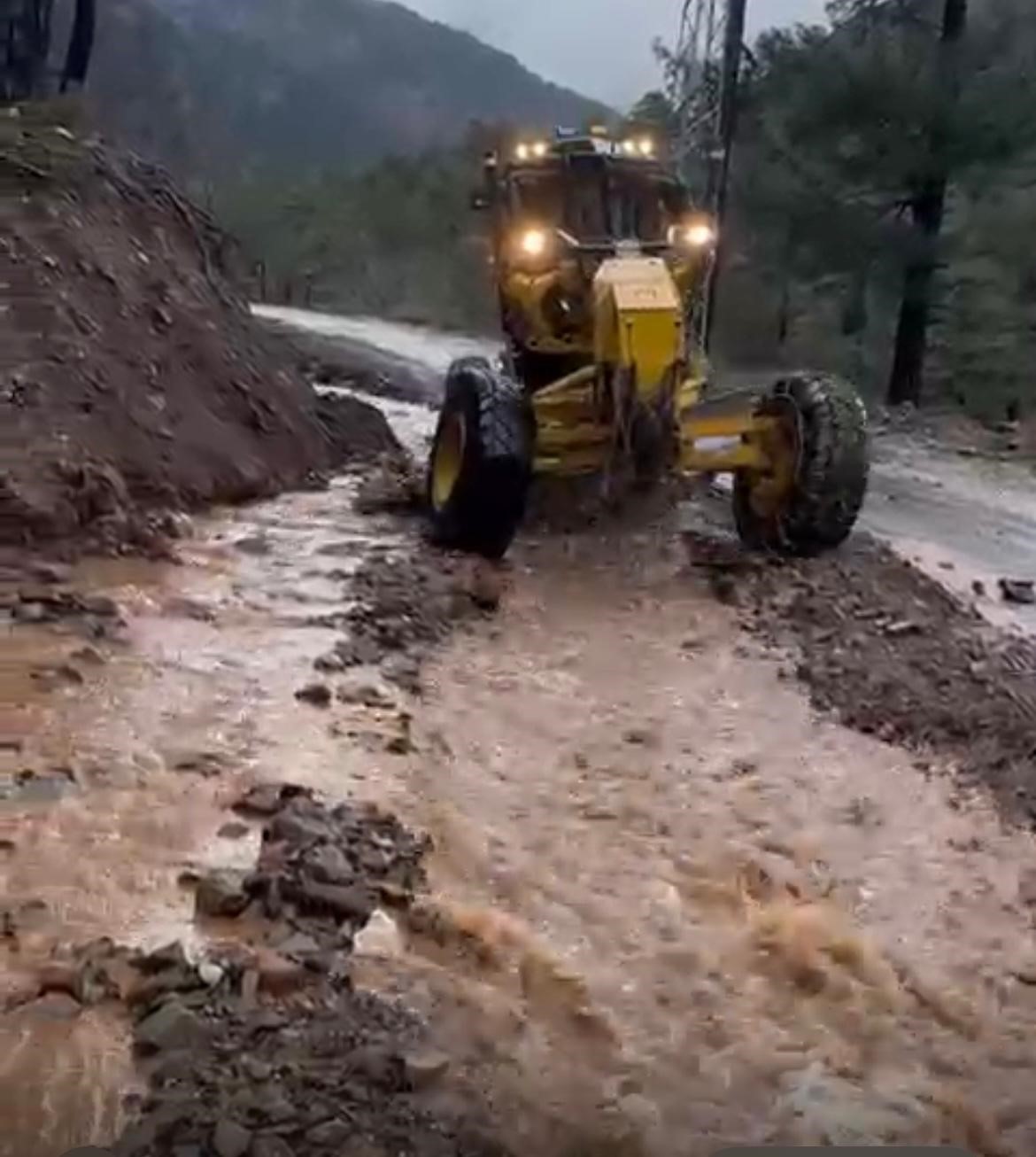 Sel, heyelan ve kar yağışına karşı yoğun mücadele
