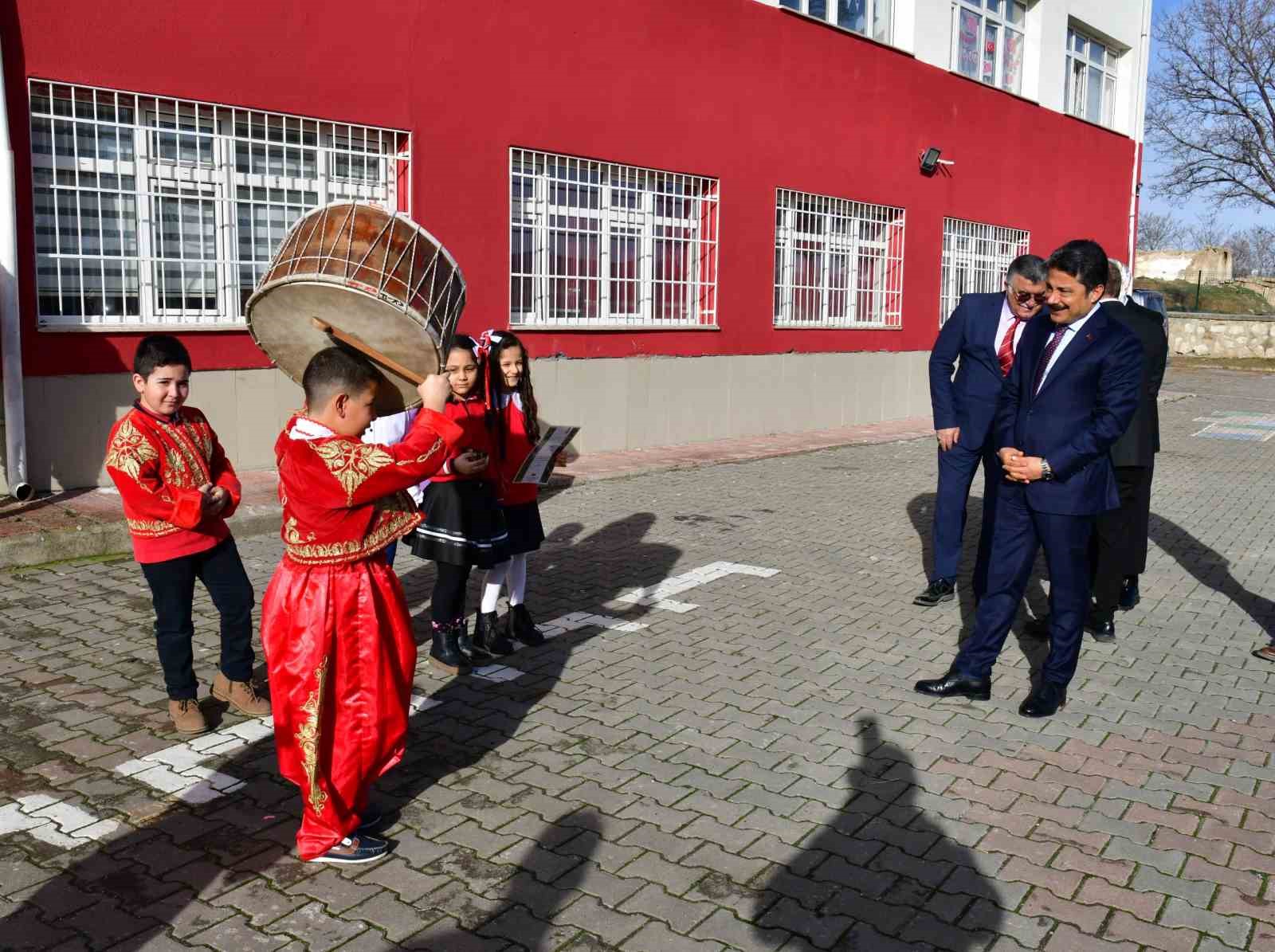 İlkokul &ouml;ğrencileri Ramazan&rsquo;ı manilerle karşıladı
