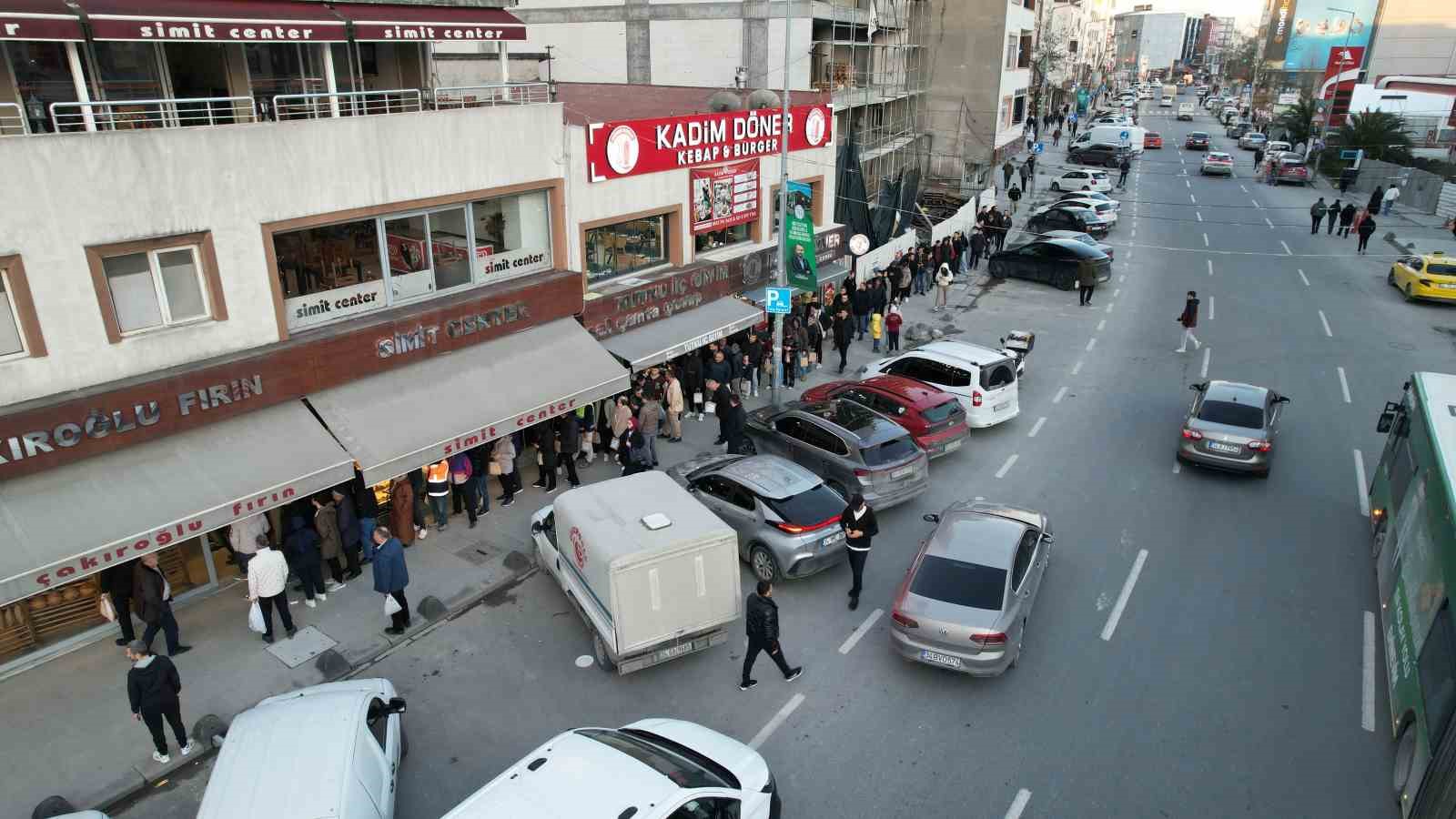 İstanbul&rsquo;da ilk iftarda pide kuyruğu havadan g&ouml;r&uuml;nt&uuml;lendi

