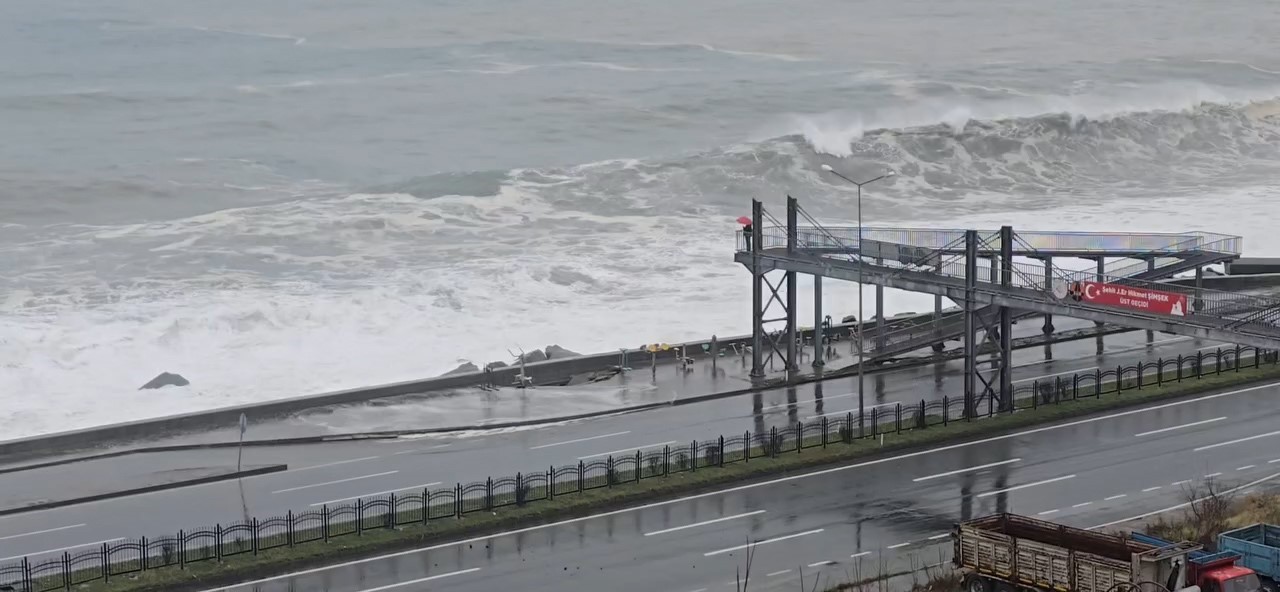 Rize&rsquo;de dev dalgalar Karadeniz Sahil Yolu&rsquo;na ulaştı
