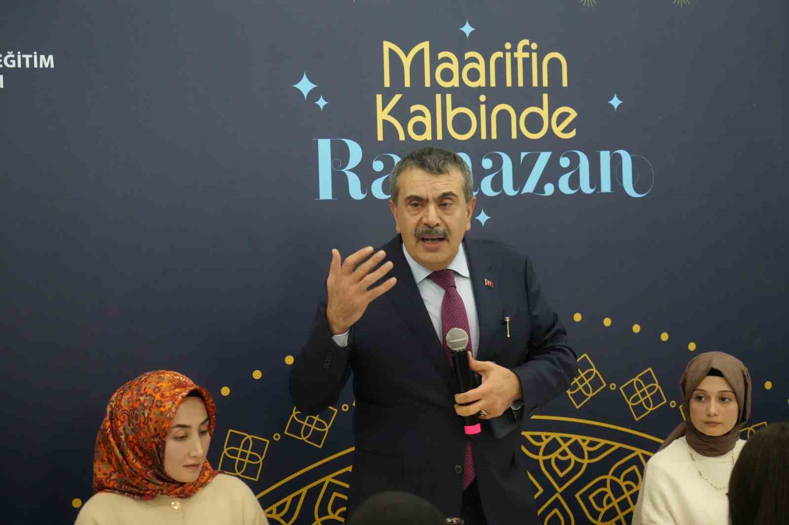 Milli Eğitim Bakanı Tekin, Erzurum&rsquo;da şehit aileleri ve gazilerle buluştu, ilk iftarını &ouml;ğrencilerle a&ccedil;tı
