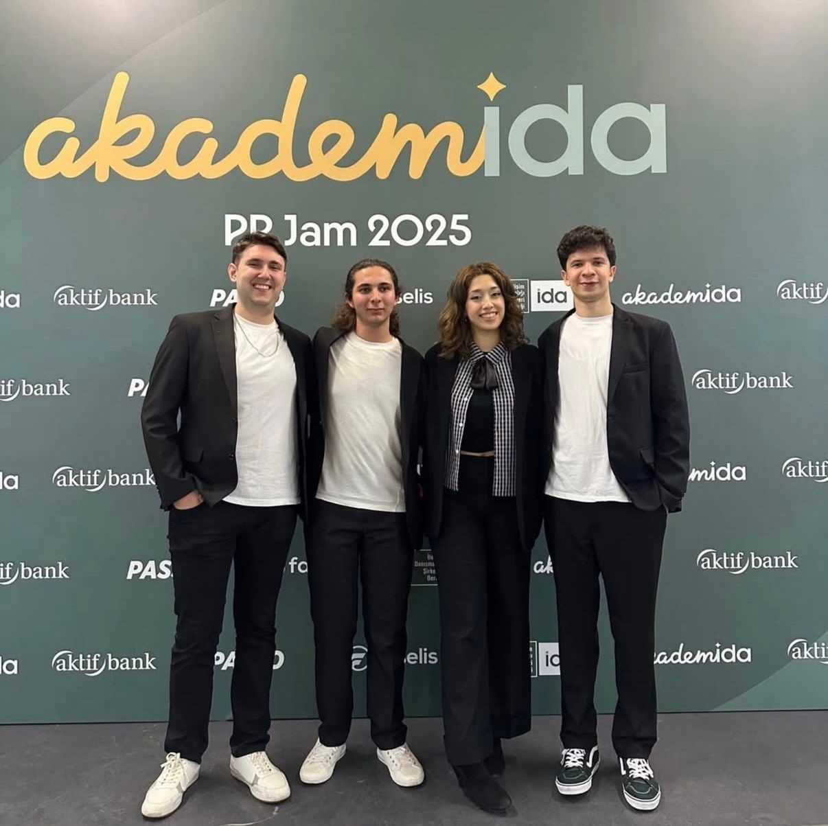 İletişim Bilimleri Fak&uuml;ltesi &ouml;ğrencileri dereceyle d&ouml;nd&uuml;
