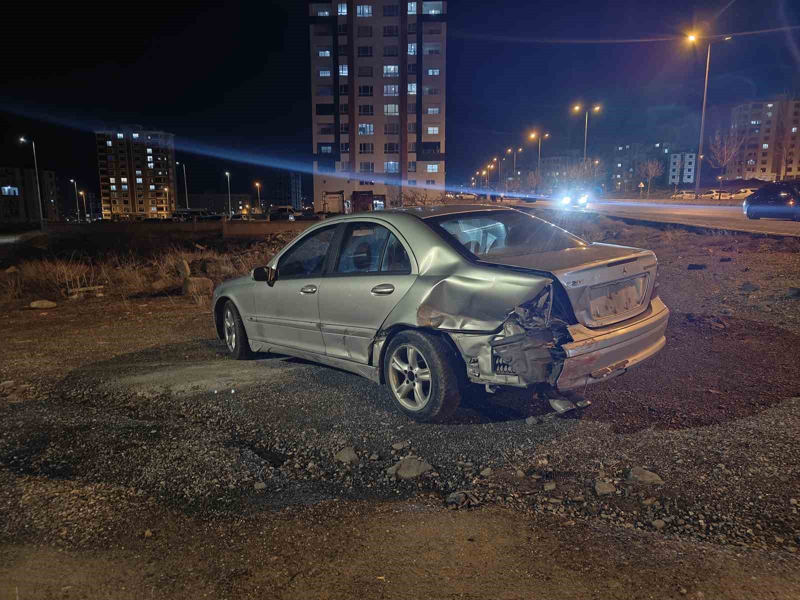 Kontrolden &ccedil;ıkan otomobil ters d&ouml;nd&uuml;: 4 yaralı
