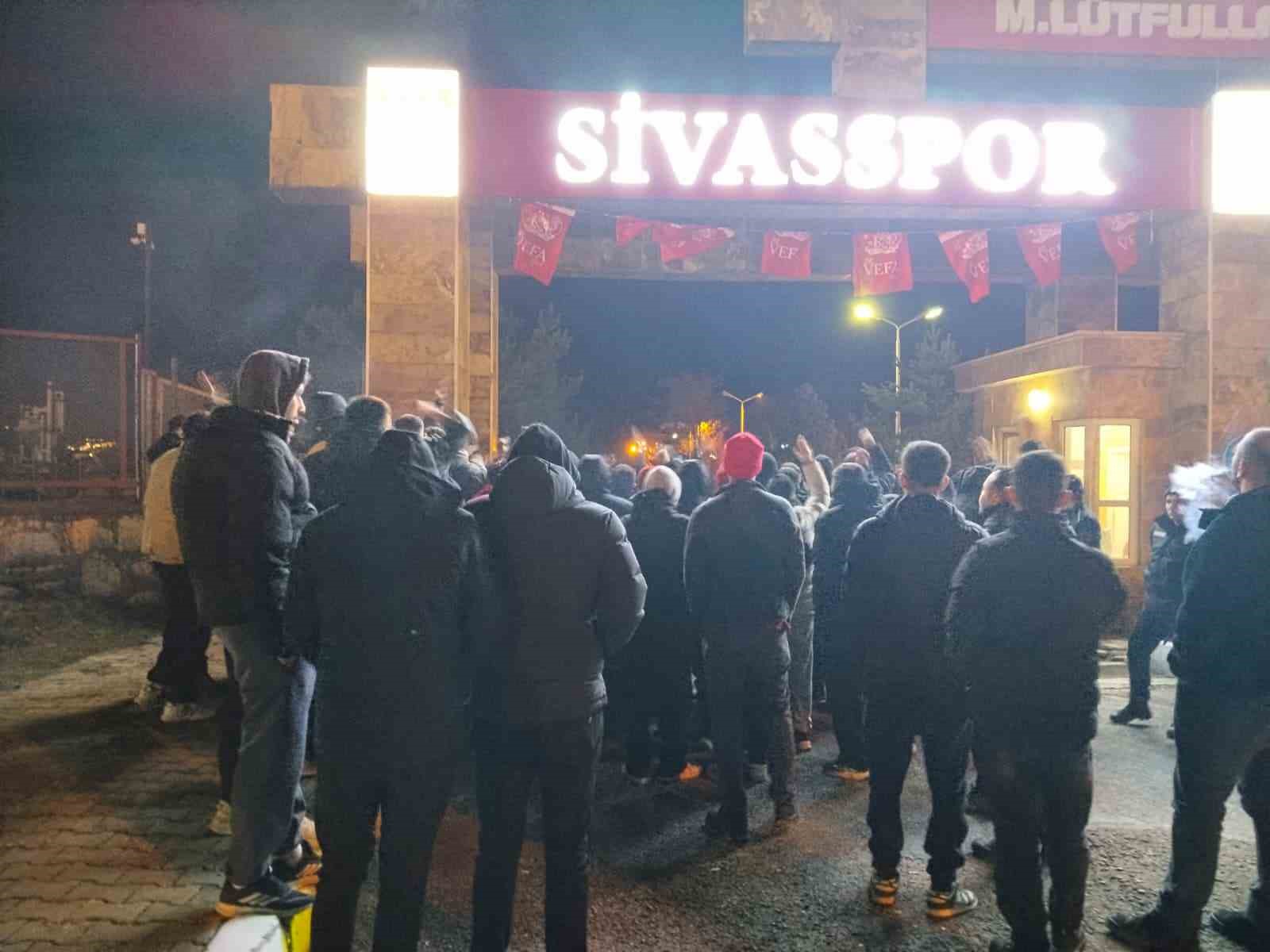 Sivasspor’a taraftarlardan tesislerde protesto