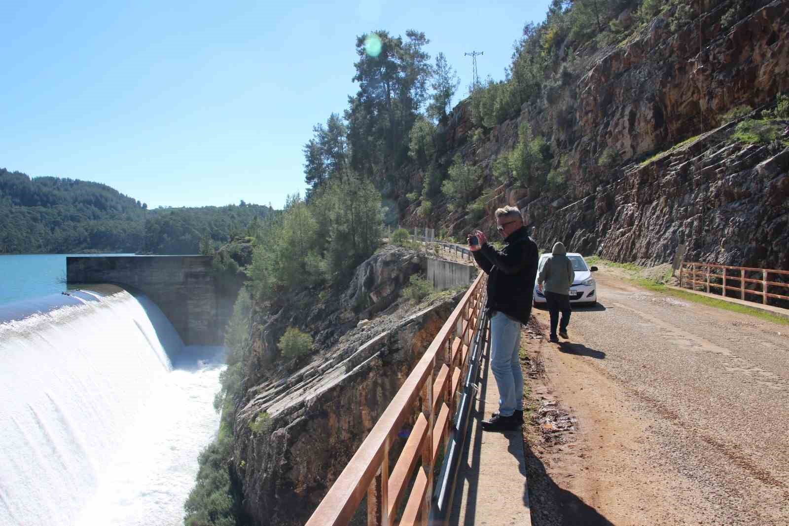 Alakır Barajı 3 yıl aradan sonra doldu taştı, &uuml;retici bayram etti

