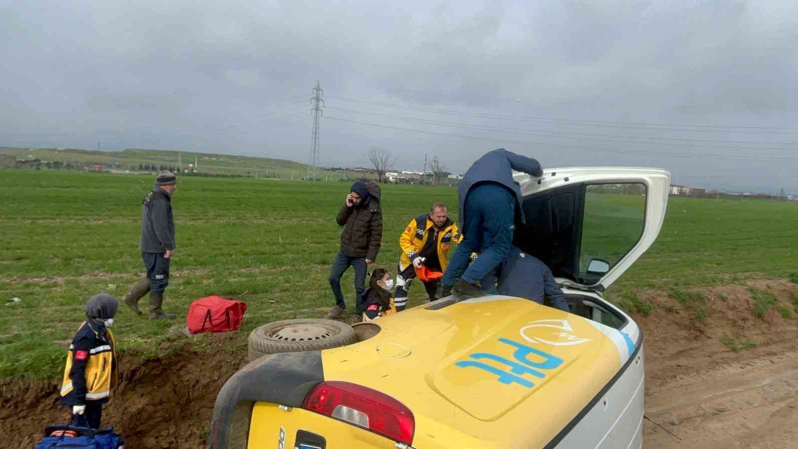 Tekirdağ&rsquo;da PTT kargo aracı devrildi: 1 yaralı
