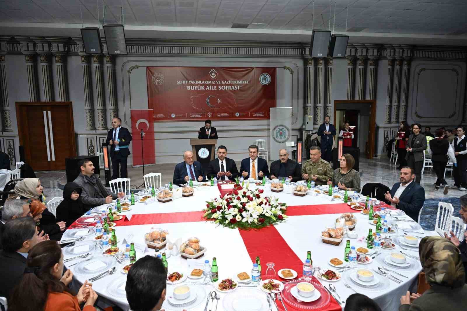 Erzincan&rsquo;da şehit aileleri ve gaziler onuruna iftar programı
