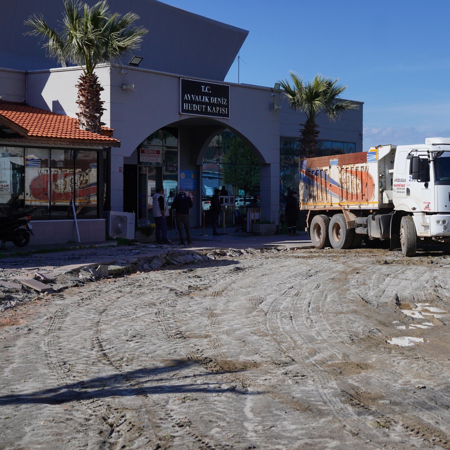 Ayvalık Deniz Hudut Kapısı &ouml;n&uuml;nde meydan d&uuml;zenlemesi başlatıldı
