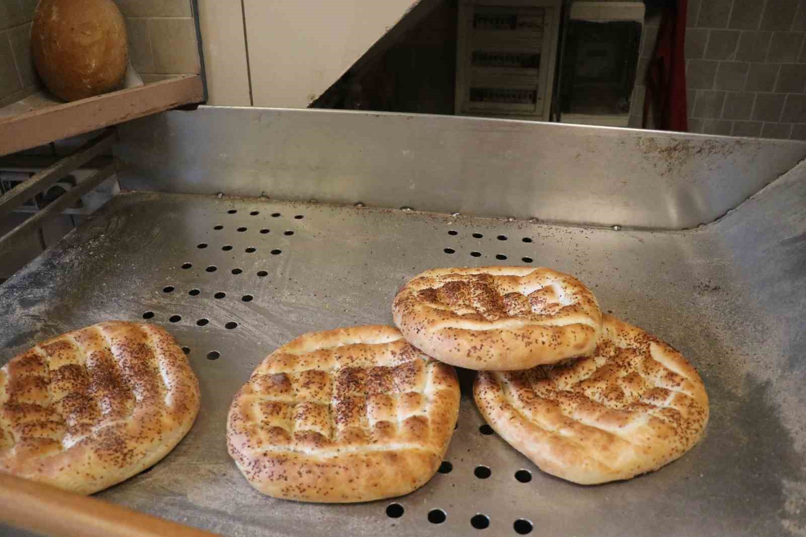 Sakarya’da ilk iftar öncesi metrelerce pide kuyruğu