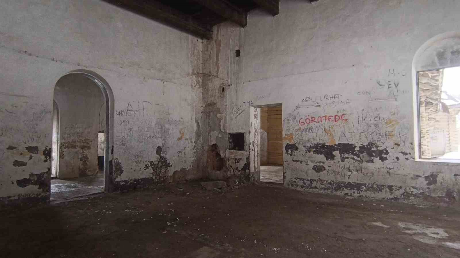 Kars&rsquo;ta tarihin sessiz &ccedil;ığlığı: Sarıkamış&rsquo;taki asırlık Rus k&ouml;şk&uuml; yok oluyor
