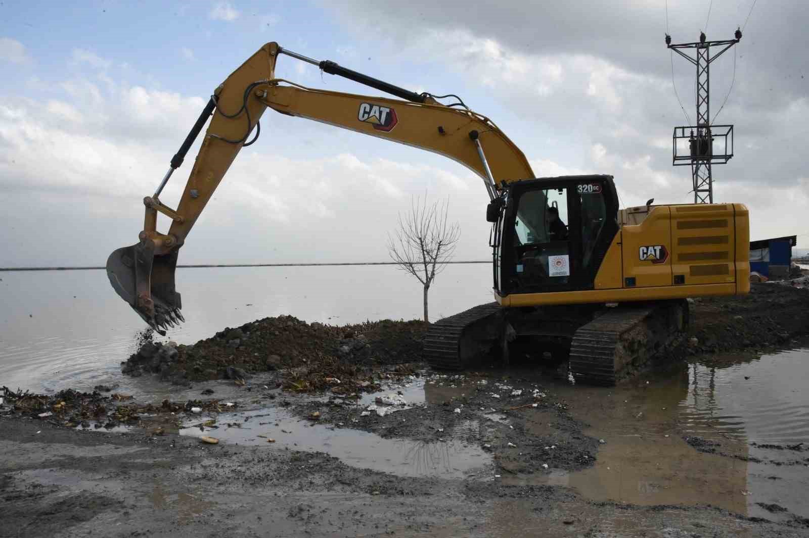 Başkan Yapar, aşırı yağışla birlikte sular altında kalan Aşağıoba Mahallesi&rsquo;nde incelemelerde bulundu
