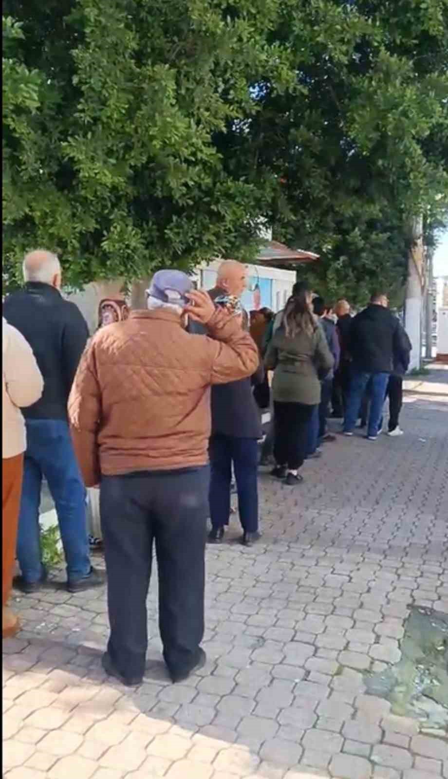 Gizemli hayırsever, Ramazan ayı boyunca g&uuml;nl&uuml;k 6 bin ekmeği depremzede vatandaşlara &uuml;cretsiz dağıtacak
