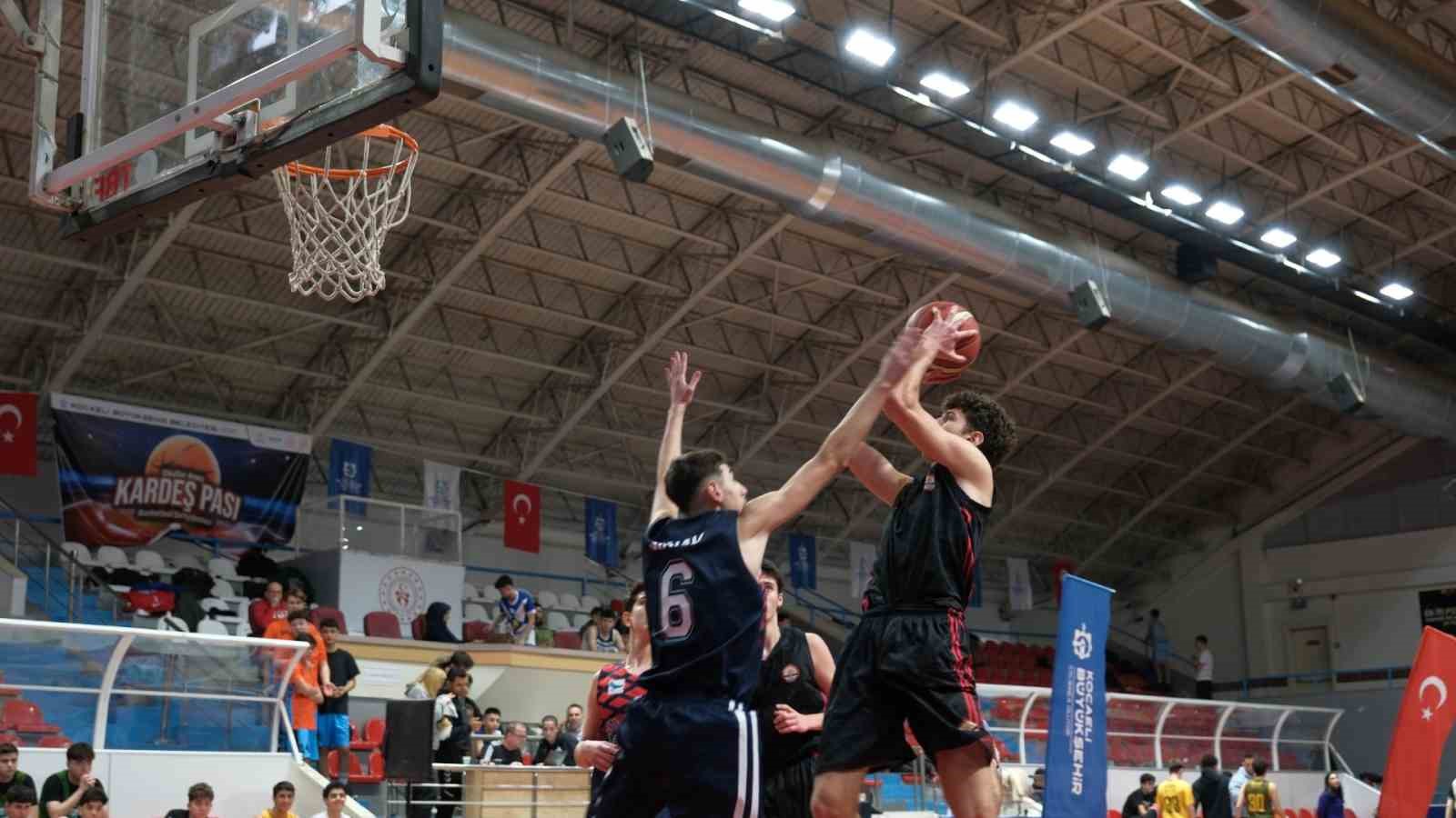"Kardeş Pası" basketbol şampiyonasında ödüller sahiplerini buldu